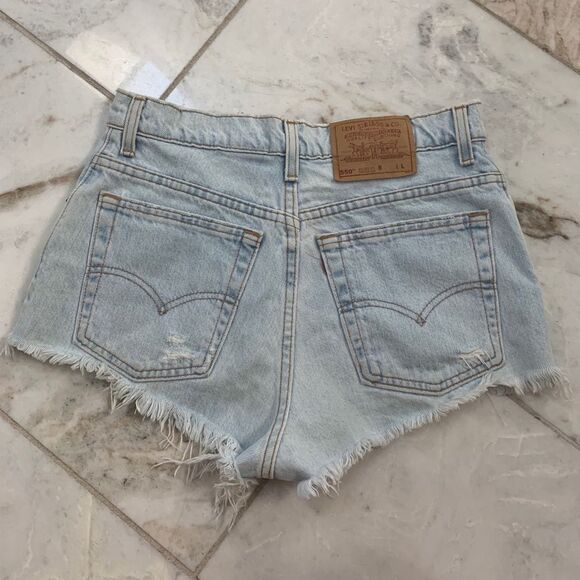 Light wash Levi shorts - Picture 8 of 10